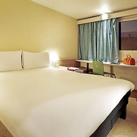 Готель Ibis Lyon L'Isle D'Abeau Екстер'єр фото