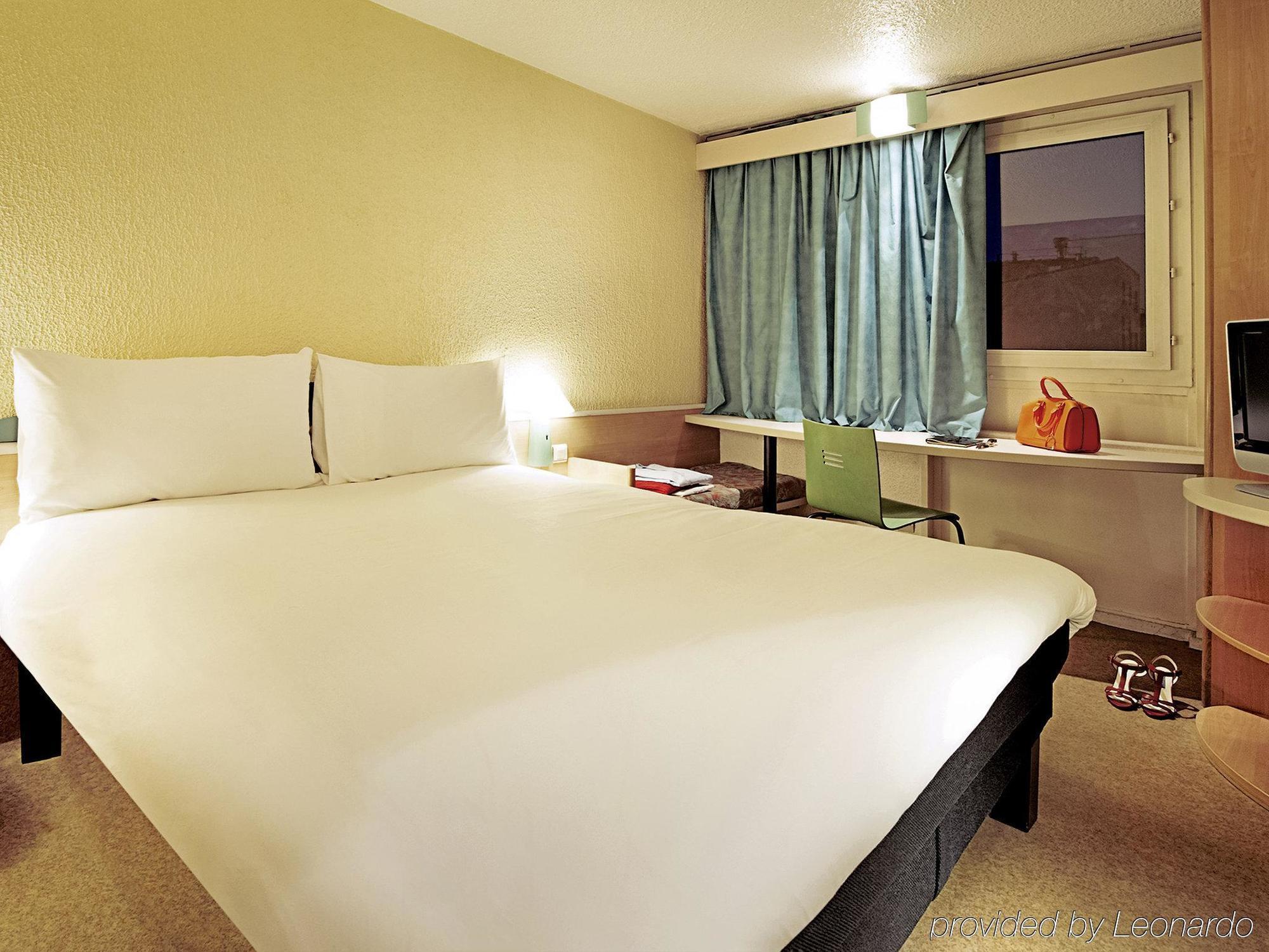 Готель Ibis Lyon L'Isle D'Abeau Екстер'єр фото