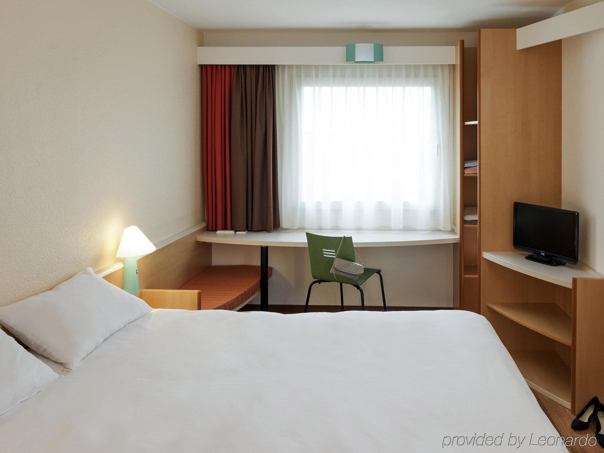 Готель Ibis Lyon L'Isle D'Abeau Екстер'єр фото