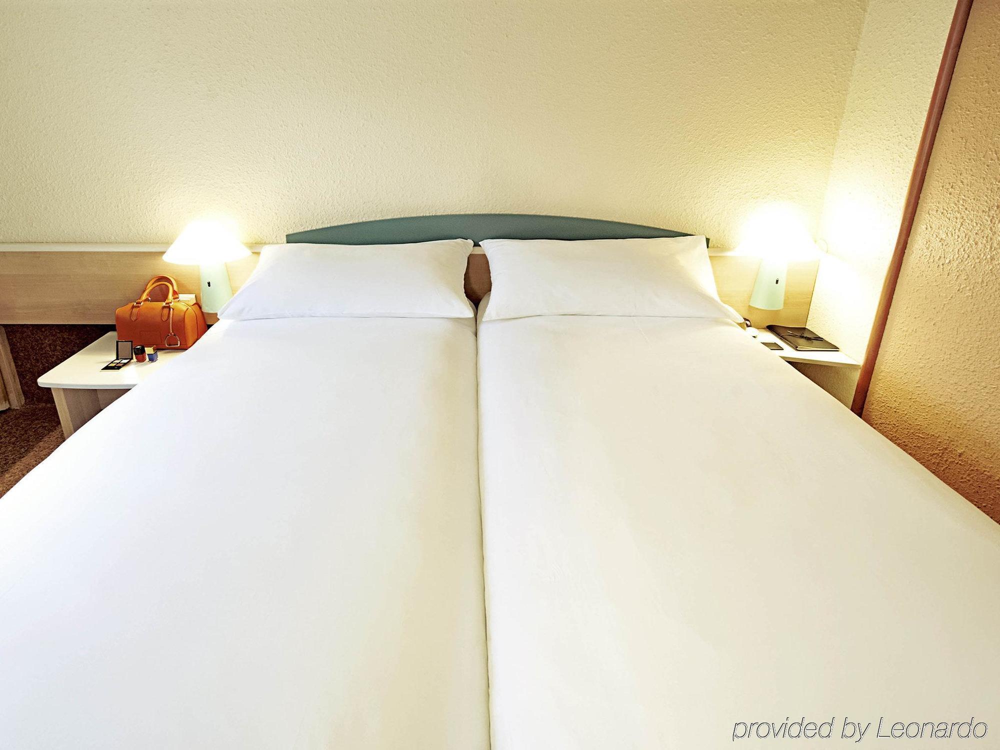 Готель Ibis Lyon L'Isle D'Abeau Екстер'єр фото