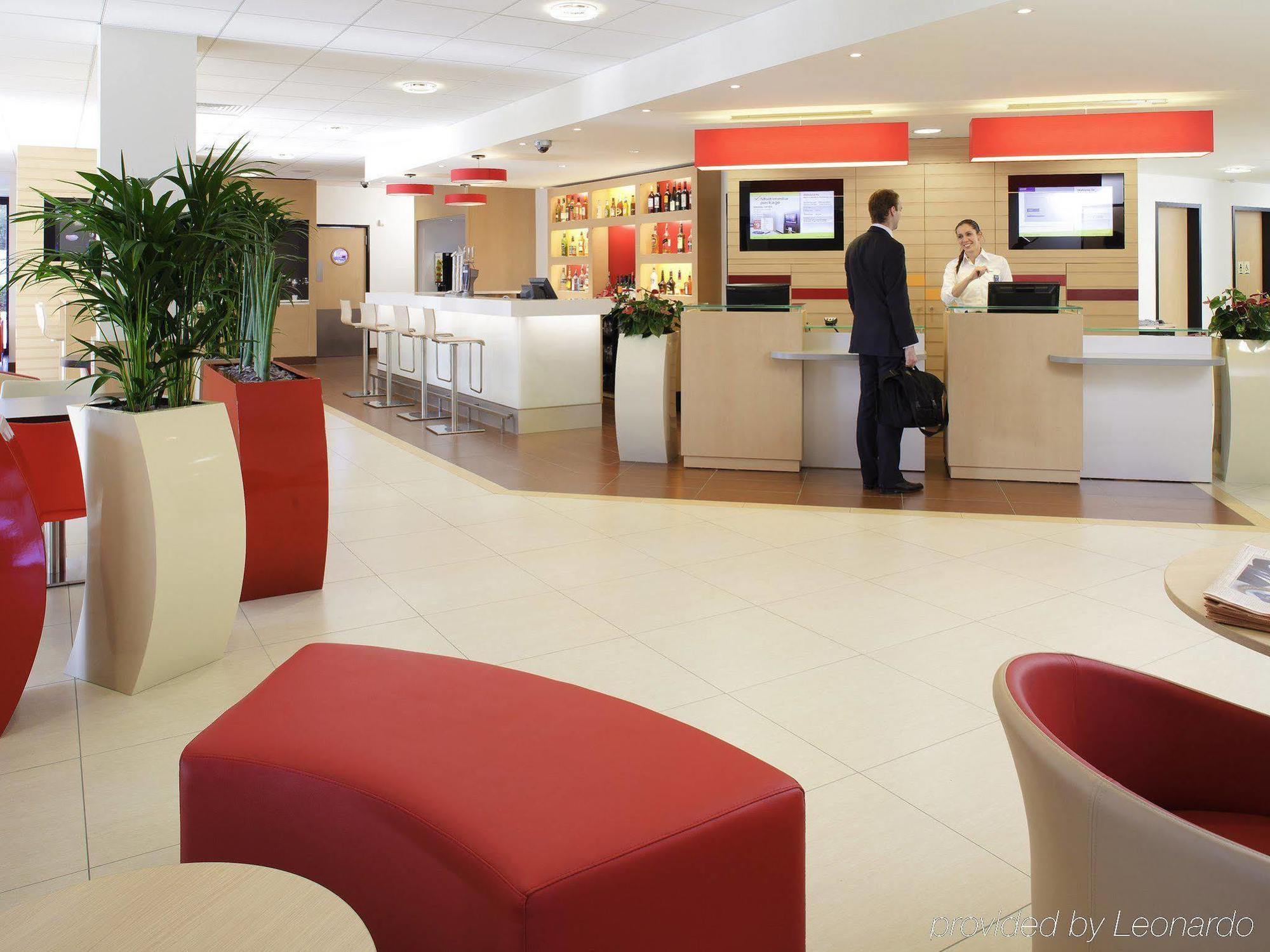 Готель Ibis Lyon L'Isle D'Abeau Екстер'єр фото