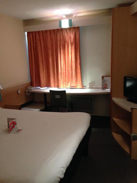 Готель Ibis Lyon L'Isle D'Abeau Екстер'єр фото