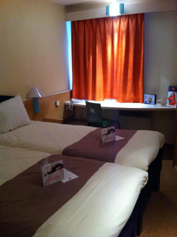 Готель Ibis Lyon L'Isle D'Abeau Екстер'єр фото
